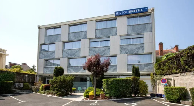 Bristol Logis CitHotel Périgueux Centre, Prenota Hotel Hotel a White Perigord con piscina, Piscina