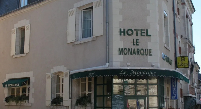 Четырёхместный семейный номер Standard Logis Hôtel Restaurant LE MONARQUE 30 Parking Vélos Sécurisé