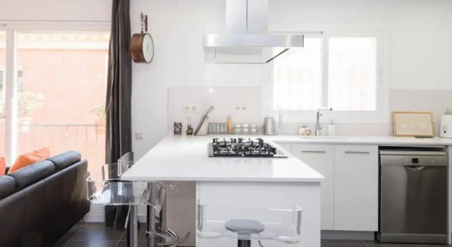 Коттедж Sunny Apartment 3 Blocks to the Beach