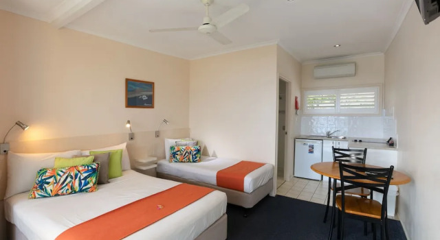 Студия с балконом Sunlit Waters Studio Apartments