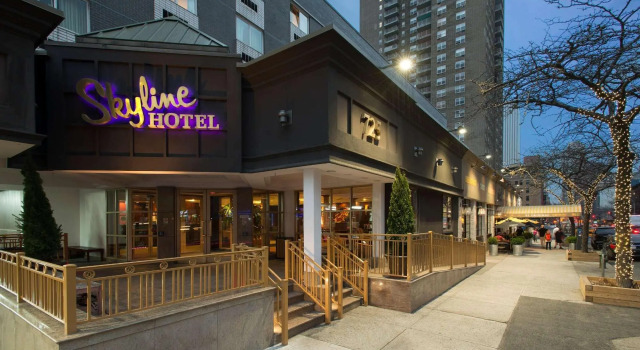 Кровать в общем номере The Skyline Hotel