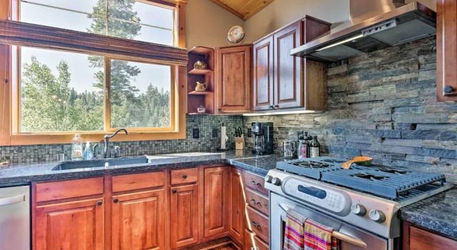 Коттедж с 4 комнатами с балконом Truckee Escape w/ Hot Tub Near Ski Resorts