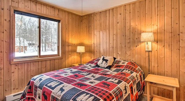 Cabin w/ Fireplace < 1 Mile to Lakes + Golf, Varaa Lomakoti Hotellit Minnesota pysäköinnillä, Pysäköinti