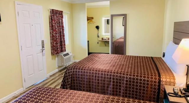 Четырёхместный номер Standard Central Coast Inn