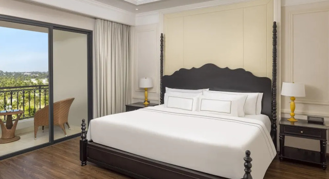 Люкс с балконом и с видом на сад Vinpearl Cua Hoi, Affiliated by Meliá