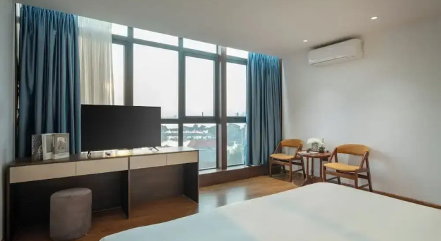 Номер Executive с видом на озеро Paradise Premium Hotel Nguyen Khac Hieu