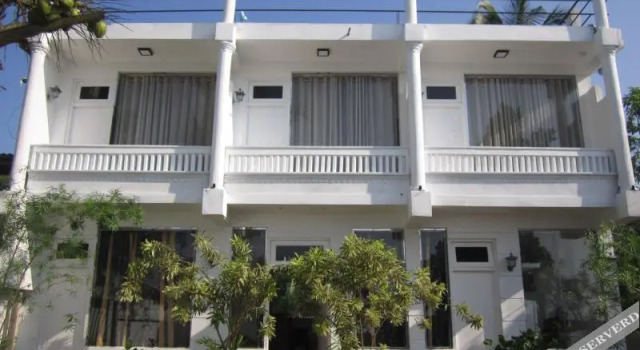 White Surfing Beach Resort