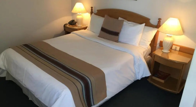 Трёхместный номер Standard Crystal Palace Hotel