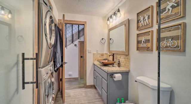 Коттедж с 2 комнатами Incline Village Cabin w/ Patio: 2 Mi to Beach!
