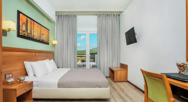 Двухместный номер Comfort с балконом Pefka Hotel