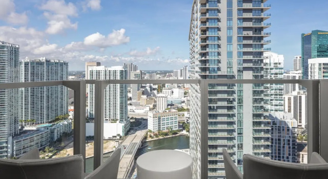 Двухместный номер Corner с балконом EAST Miami