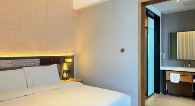 Люкс Homeinn Plus Hotel (Linjiang)