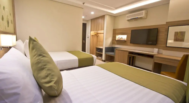 Номер Deluxe Crown Regency Hotel Makati