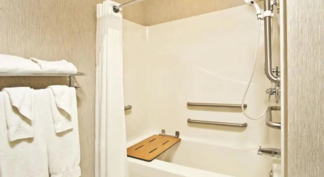 Двухместный номер Deluxe Holiday Inn & Suites Green Bay Stadium by IHG