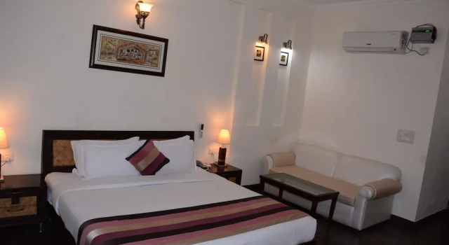 Naturoville Ayurvedic and Yoga Retreat by OpenSky, Rezerwuj Hotel Hotele w Uttarakhand z basenem, Basen