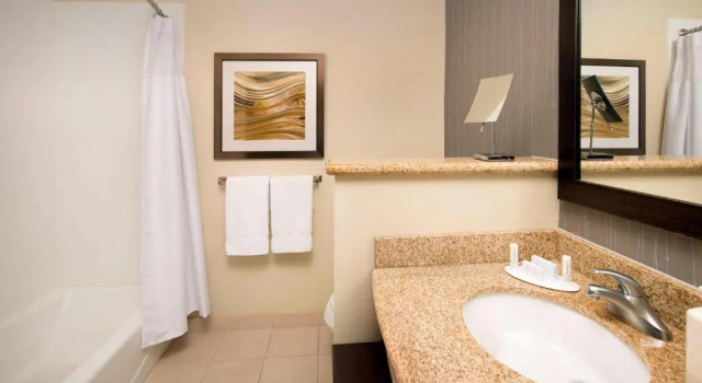 Четырёхместный люкс Executive c 1 комнатой Courtyard by Marriott Lufkin
