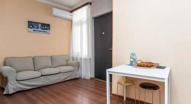 Cozy 2BR apt w Balcony on Aghmashenebeli ave, Забронировать Отель Тбилиси Регион Тбилиси, рядом с Tеатр имени Марджанишвили