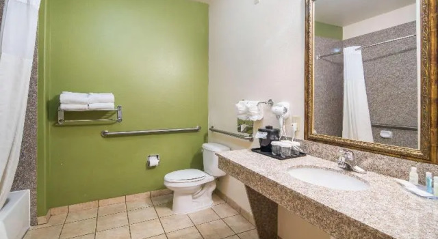 Люкс с балконом Clarion Inn & Suites Weatherford South