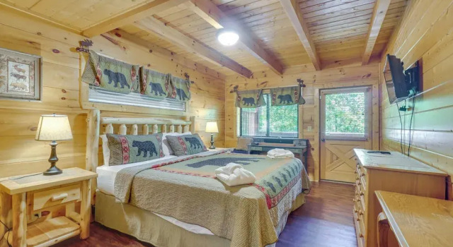 3 Mi to Pigeon Forge Parkway: Cabin w/ Hot Tub!