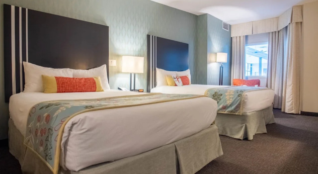 Четырёхместный номер Comfort с видом на бассейн Coast Kamloops Hotel & Conference Centre