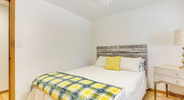 < 1 Mi to Lambeau Field: Green Bay Home w/ Grill!, Buchen Sie Ferienhaus Green Bay Wisconsin