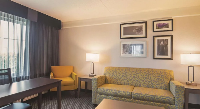 Двухместный люкс Deluxe с видом на внутренний двор La Quinta by Wyndham Oklahoma City - NW Expwy