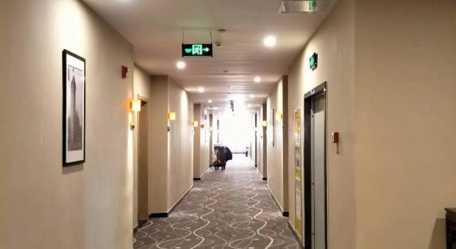 7 Days Premium·Yining Shanghaicheng, Prenota Hotel Hotel a Xinjiang con parcheggio, Parcheggio