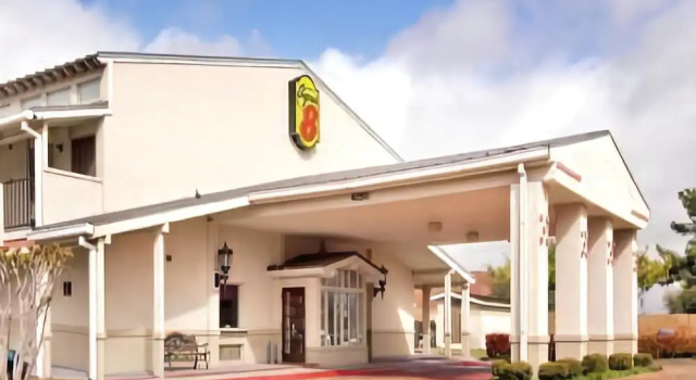 Super 8 Addison by The Galleria / North Dallas, Забронировать Отель Отели Эддисон с бассейном, Бассейн