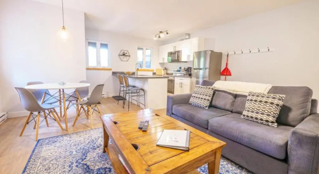 Storm Bay, Modern 1 Bed Suite and Chefs Kitchen, Забронировать Отель Отели Уклуэлет с парковкой, рядом с Huu-Mees-Ma-As Native Art Gallery, Парковка