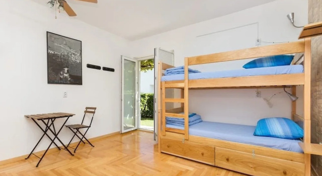 Кровать в общем номере с видом на сад Hostel Oktarin