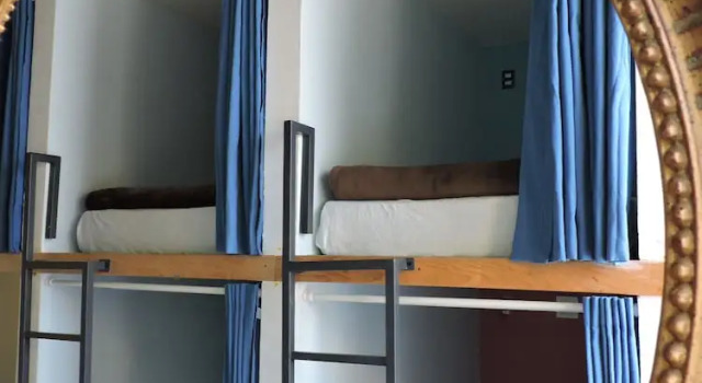 Bed in slaapzaal met balkon Capsule Hostel Mexico City