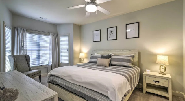 3 Mi to Myrtle Beach: Coastal Condo w/ Pool!, Забронировать Апартаменты/квартира Отели Миртл-Бич с парковкой, рядом с PineHills Palmetto at Myrtlewood Golf Club, Парковка