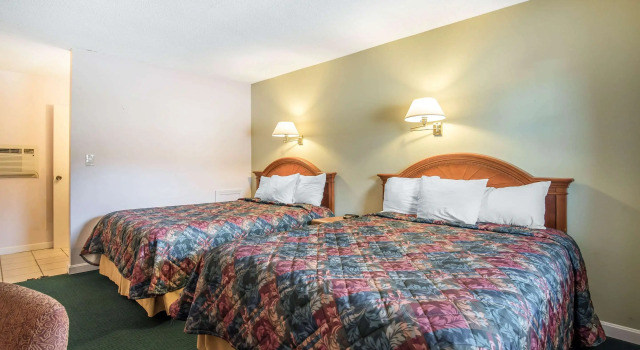 Четырёхместный номер Standard Rodeway Inn Bellows Falls