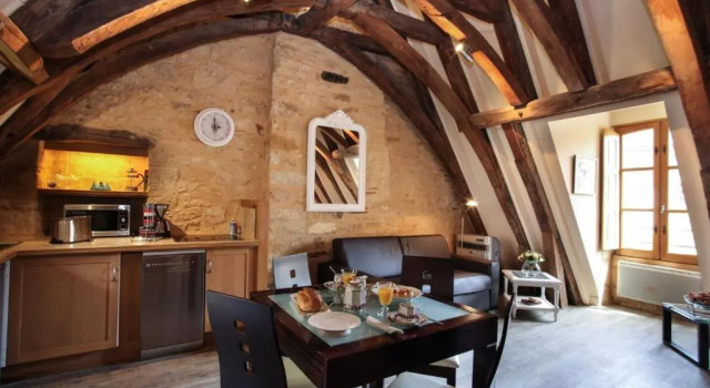 Апартаменты Le Grenier du Chapitre son loft avec les poutres et lappartement une chambre sans les poutres