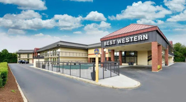 Кровать в общем номере Best Western Center Inn