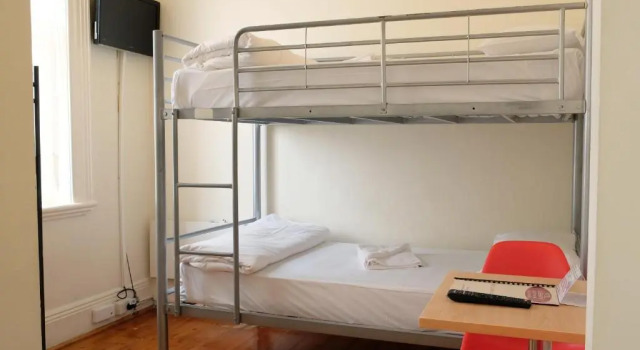 Кровать в общем номере (мужской номер) Hotel Claremont Guest House