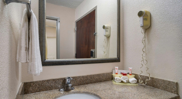 Четырёхместный номер Standard SureStay Plus by Best Western Tarboro-Kingsboro