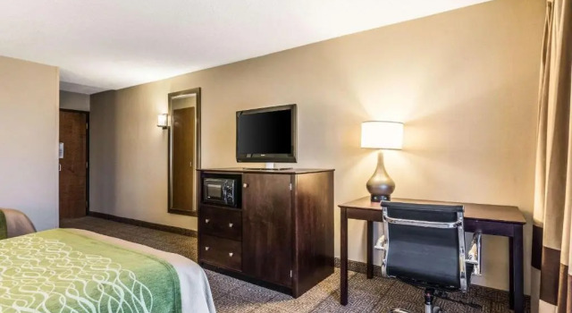 Standard Vierer Zimmer mit Balkon Comfort Inn