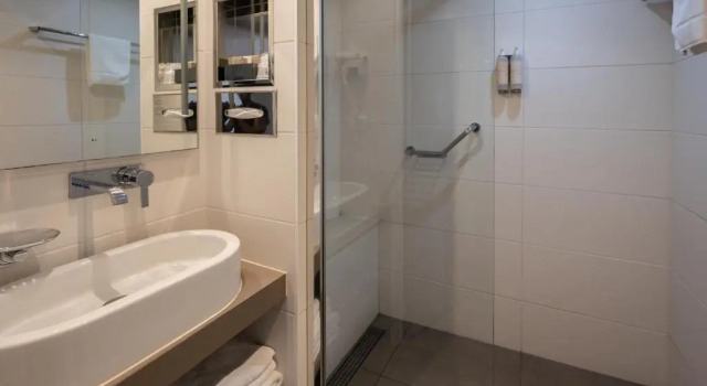 Трёхместный номер Standard с видом на сад Van der Valk Hotel Le Catalogne Saint Aygulf