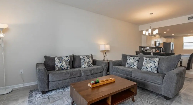 Comfortable 2BR Condo w/ Lake Views, Rezerwuj Dom wakacyjny Kissimmee Kissimmee