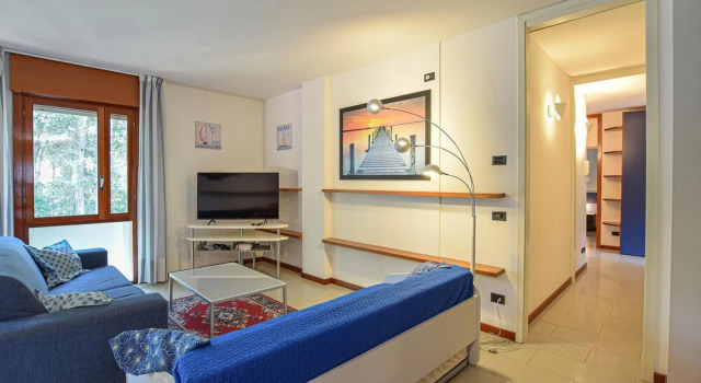 Awesome Apartment in Lignano Sabbiadoro With Outdoor Swimming Pool, Wifi and 4 Bedrooms, Book Lejlighed Hoteller i Friuli Venezia Giulia med parkering, Parkering
