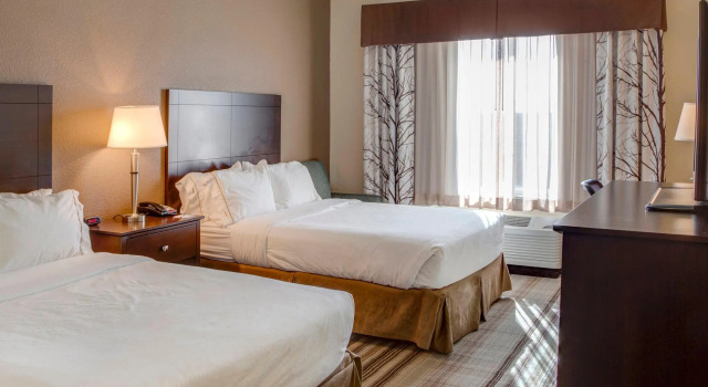 Четырёхместный номер Standard Holiday Inn Express & Suites Nevada by IHG