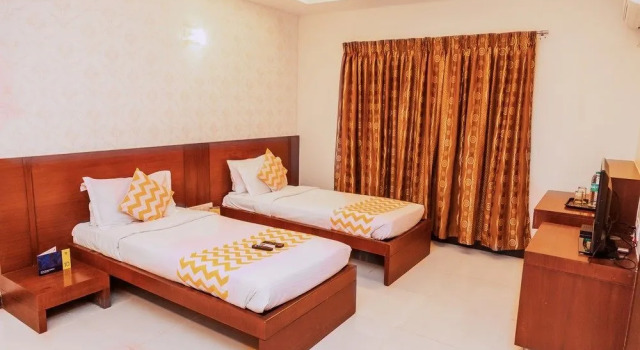 Oriental Suites Lady Curzon Road by FabHotels, Забронировать Отель Отели штата Карнатаки с парковкой, Парковка