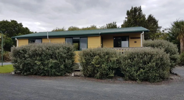 Tasman Holiday Parks - Miranda, Book Hotel Hoteller i Waitakaruru med parkering, Parkering