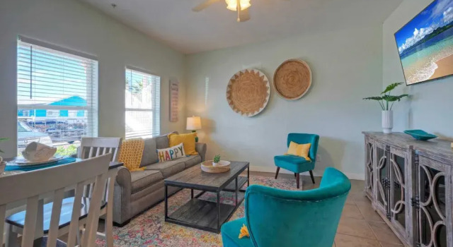 Коттедж Sleeps 10 Two Condos. Pet-friendly + Beach Access