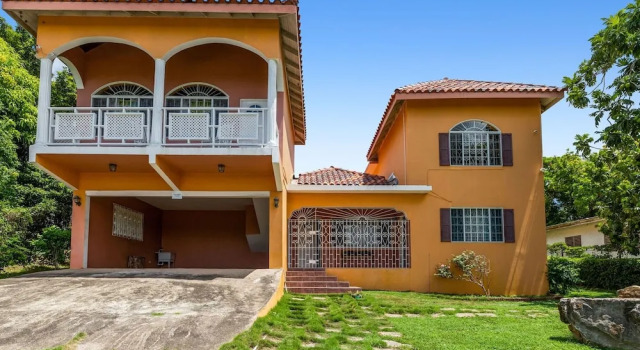 YanceyLargoEstate 2BR Villa with Mountain Views, Забронировать Вилла Отели Монтего-Бэй с парковкой, Парковка