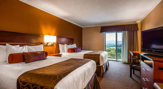 Четырёхместный люкс с балконом Best Western Plus Landmark Inn
