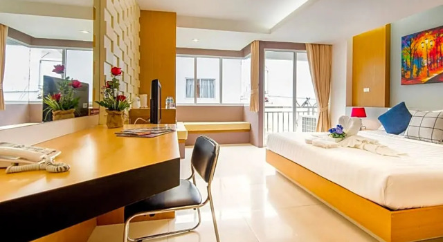 Двухместный номер Deluxe с балконом Hallo Patong Hotel - Rooftop Pool - Stunning Mountain Views & OTOP Market