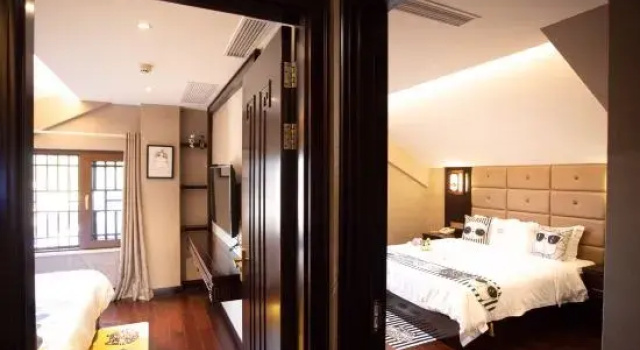Кровать в общем номере Wuyishan Ruting Yayuan Homestay (Yueying Wuyi Theater)
