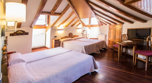 Семейный номер Standard Мансарда Hotel Aragüells